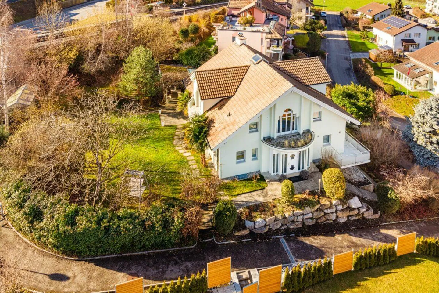 Villa rappresentativa e unica in posizione residenziale di prima scelta con attraente... - Foto 2 di 30