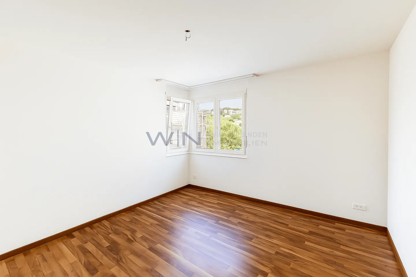 Modern Apartment with Balcony - Photo 4 of 7