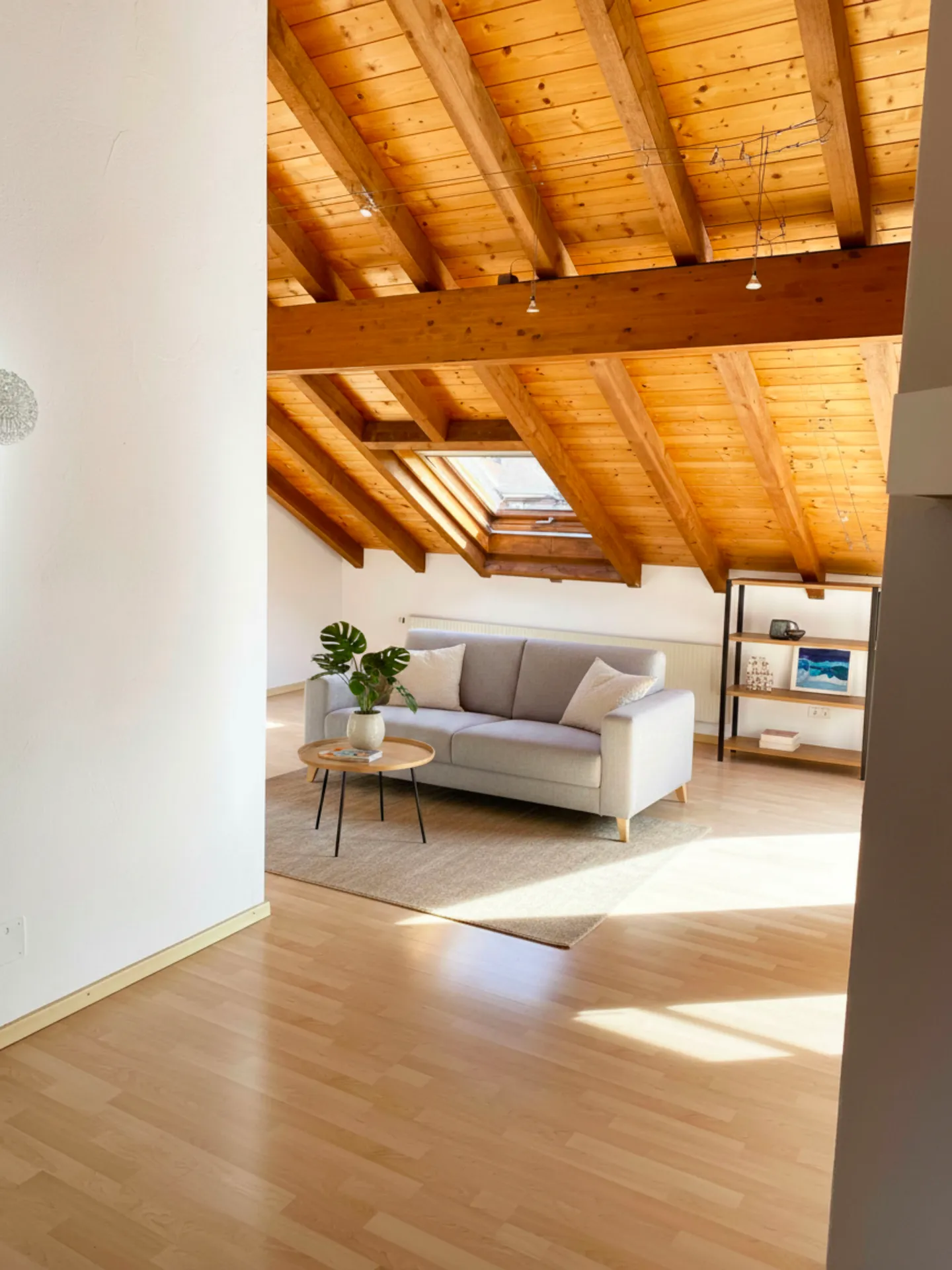 Cozy 3.5-room attic apartment for rent in Reinach - Photo 3 of 5