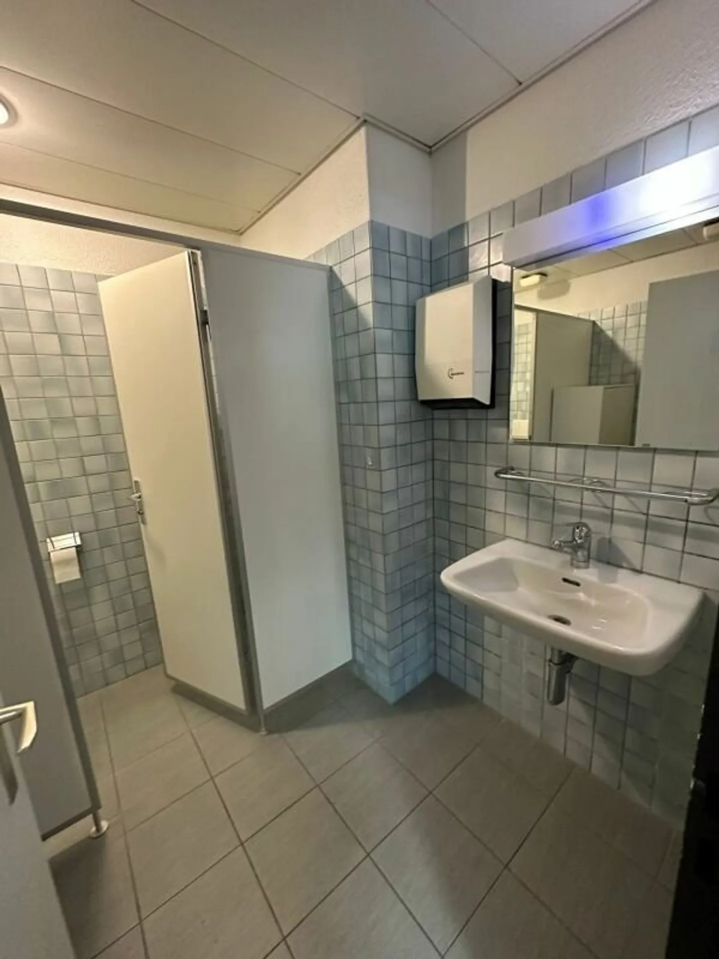 Uffici/Spazi Commerciali in una Posizione Ben Collegata - Foto 8 di 9