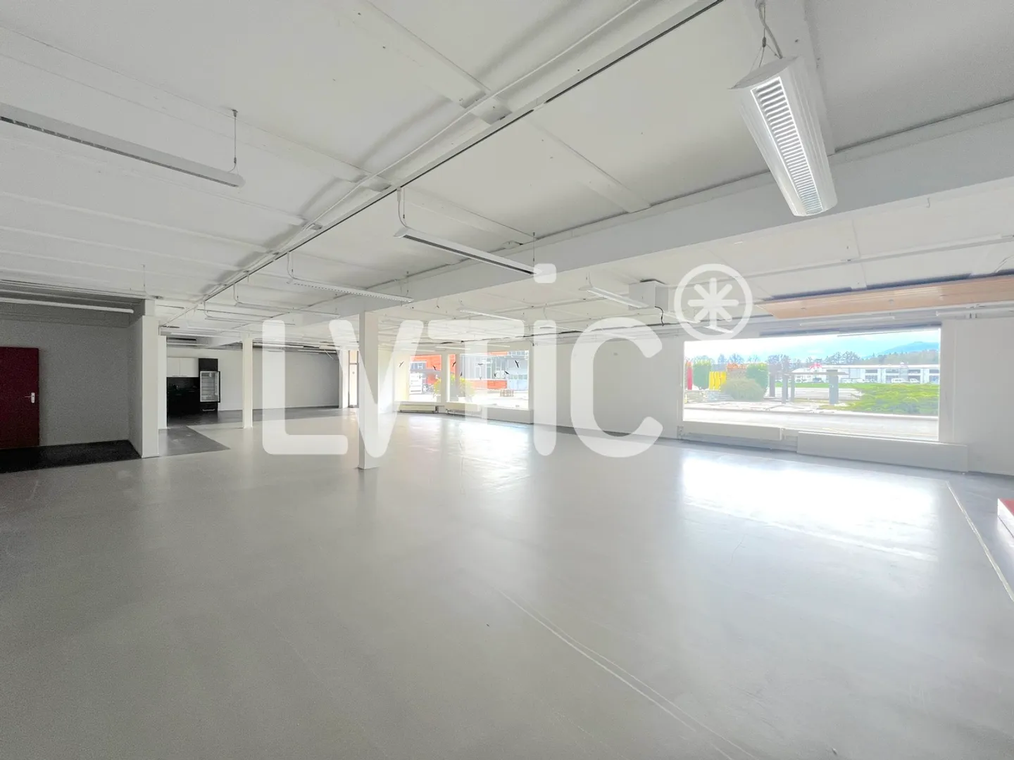 Industrial hall, offices and outdoor areas for rent in Aigle - Photo 5 of 10
