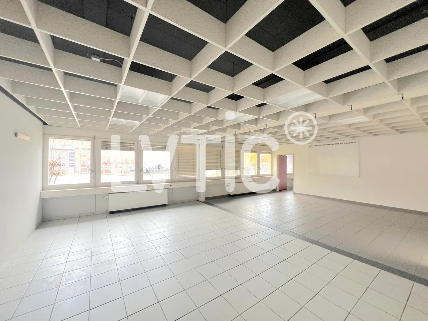 Industrial hall, offices and outdoor areas for rent in Aigle - Photo 8 of 10