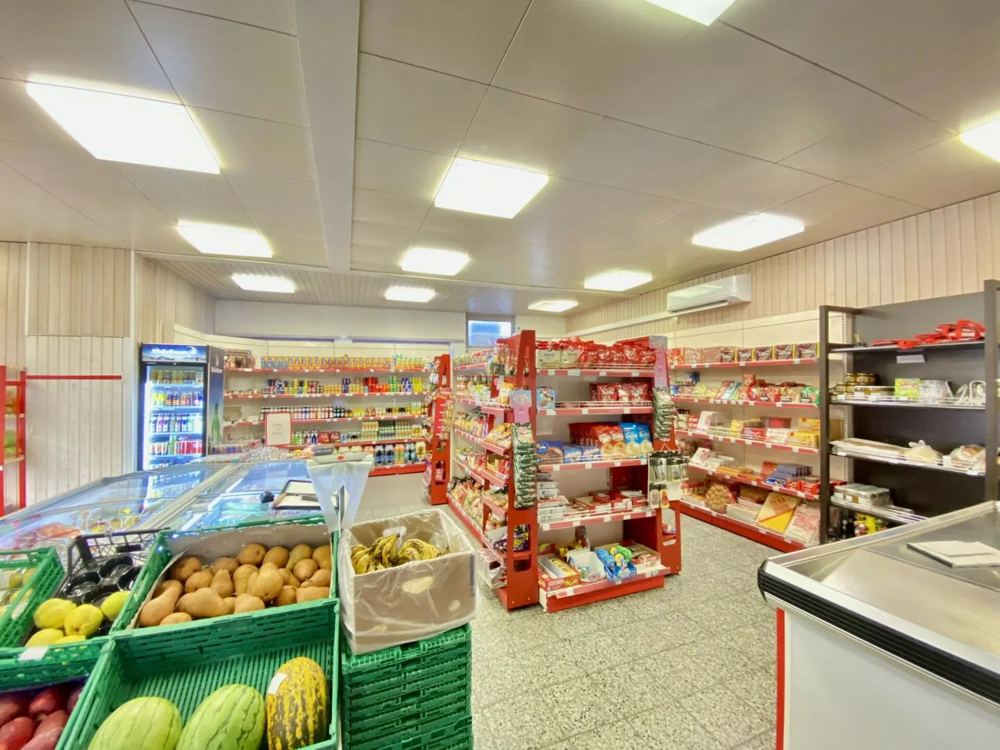 Locaux commerciaux / Magasin de vente dans un emplacement de choix - Photo 2 sur 8