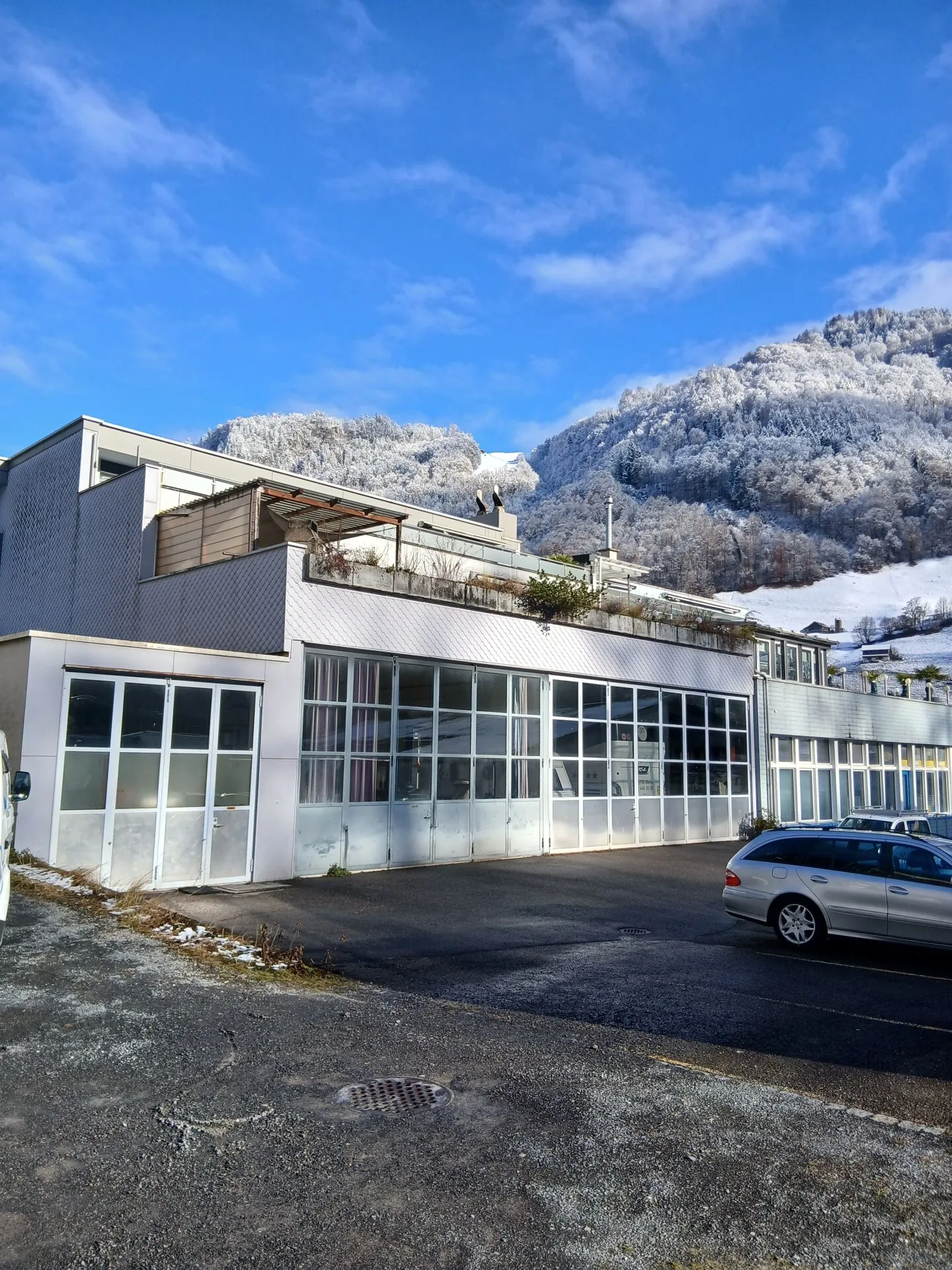 Immeuble résidentiel et commercial avec garage souterrain - Photo 1 sur 3