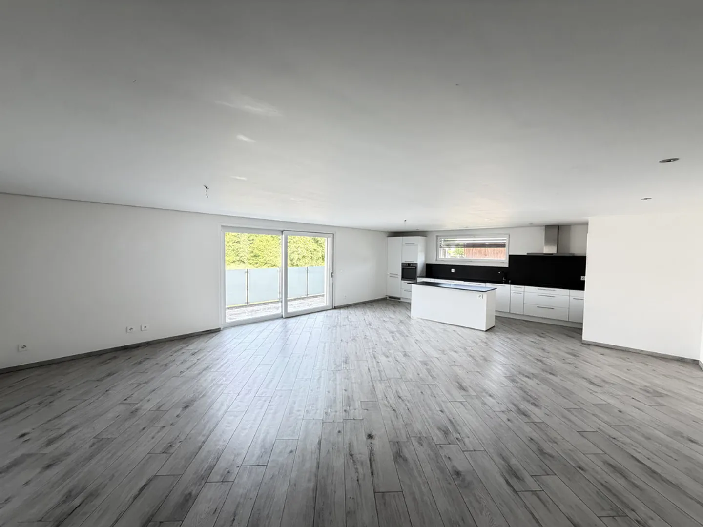 Appartement moderne avec terrasse - Photo 3 sur 12