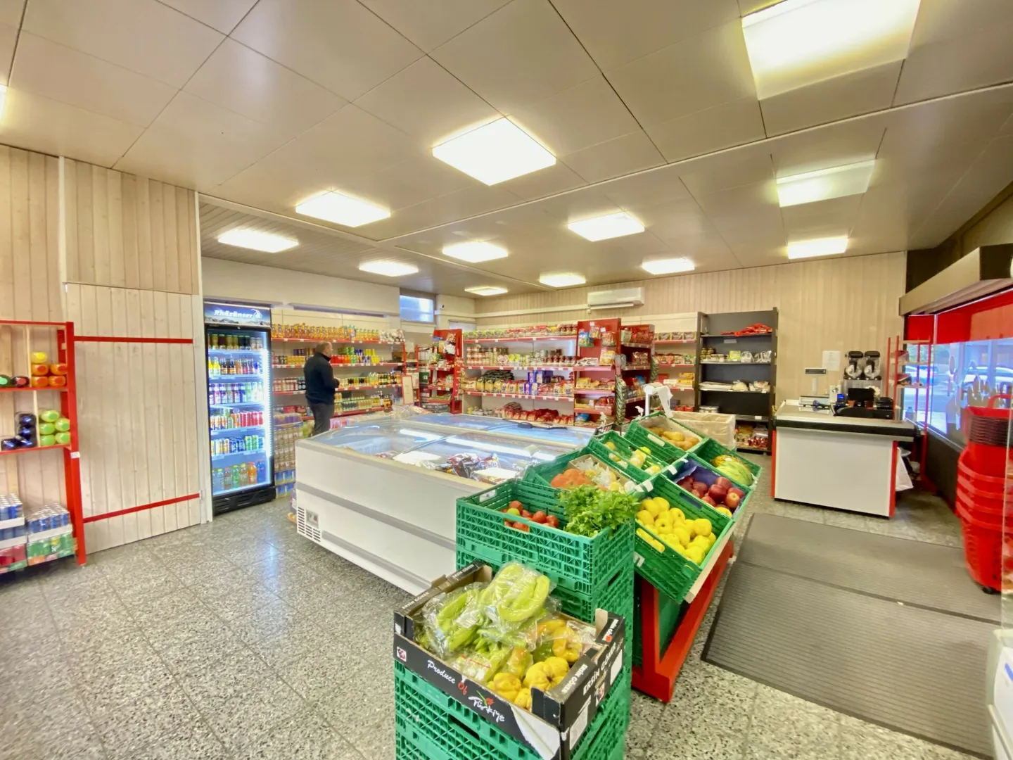 Locaux commerciaux / Magasin de vente dans un emplacement de choix - Photo 5 sur 8