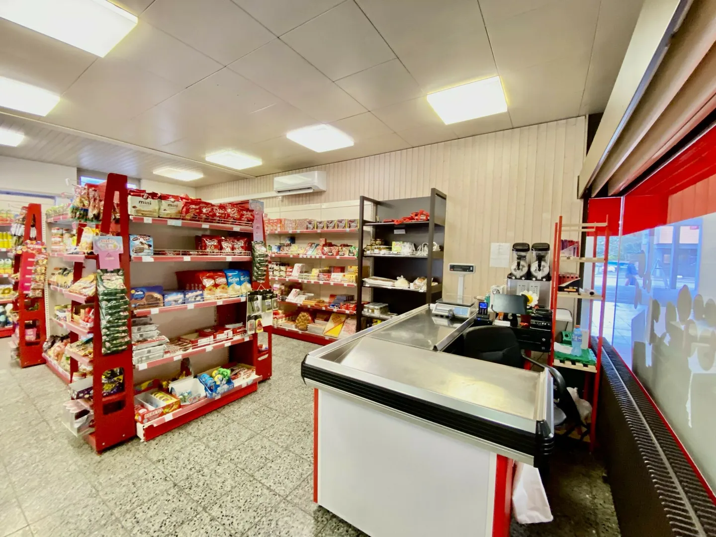 Locaux commerciaux / Magasin de vente dans un emplacement de choix - Photo 7 sur 8