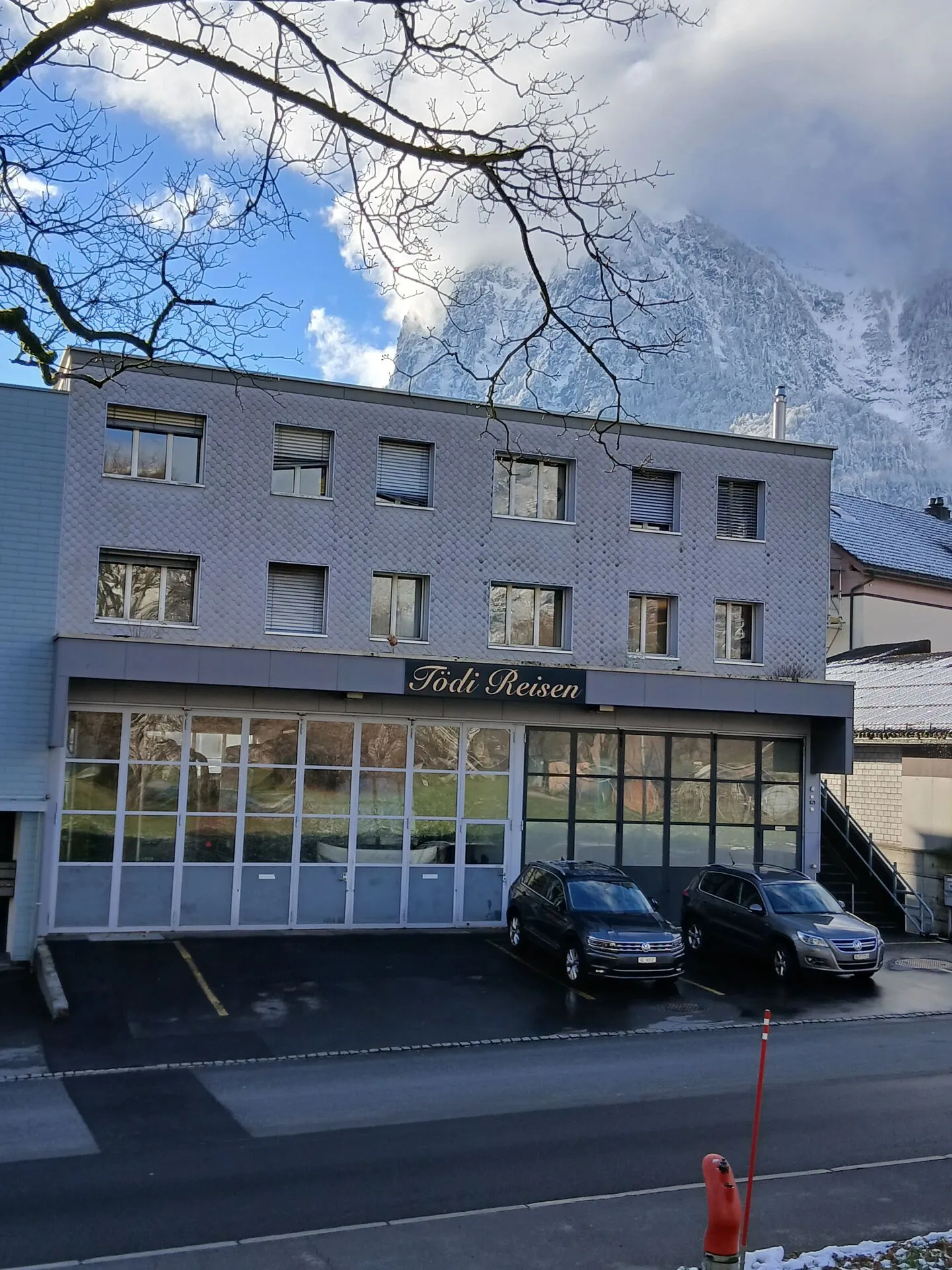 Immeuble résidentiel et commercial avec garage souterrain - Photo 2 sur 3