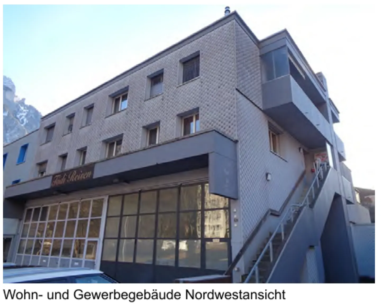 Immeuble résidentiel et commercial avec garage souterrain - Photo 3 sur 3