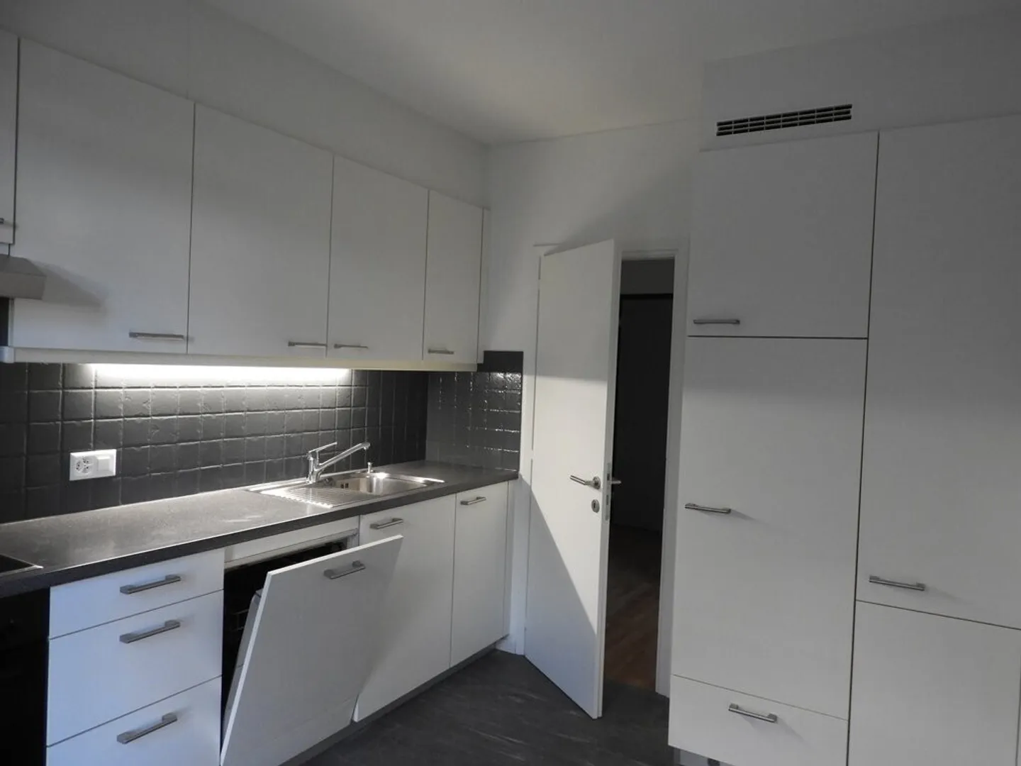 For rent: lovely and renovated apartment in Morbio - Photo 4 of 10