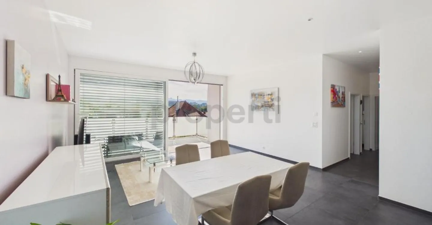 Ungehinderte Aussicht auf das Schloss und die Voralpen, Dachgeschoss 3 m Decke, 12 m² Balkon & Parkplatz Inklusive! - Foto 1 von 7