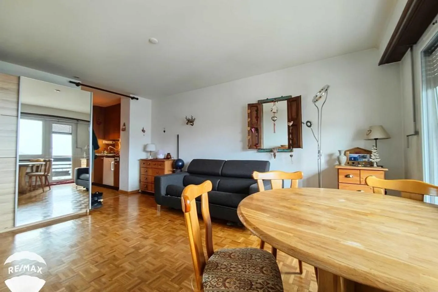 Studio ensoleillé avec place de parc - Photo 1 sur 12