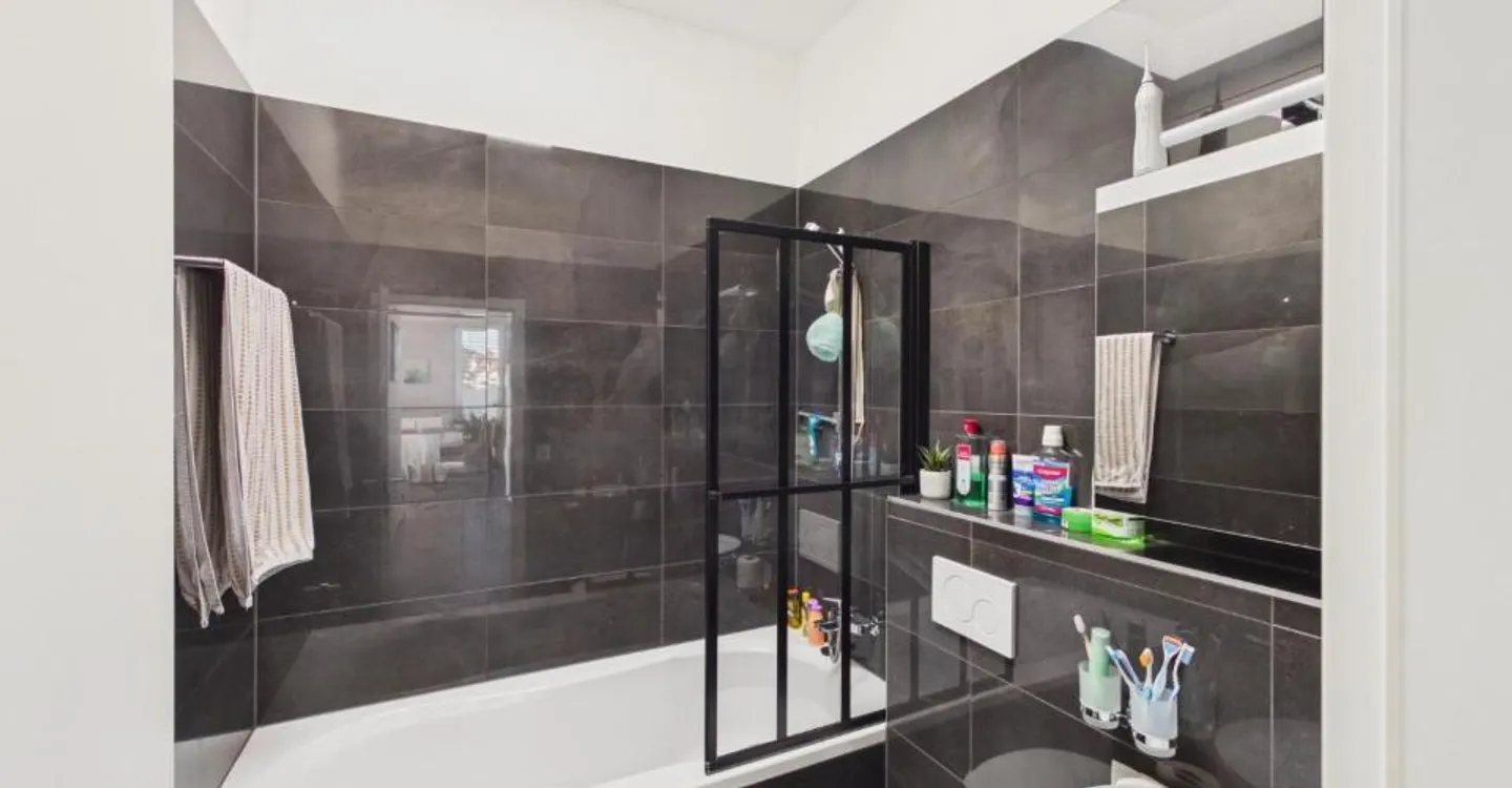 Ungehinderte Aussicht auf das Schloss und die Voralpen, Dachgeschoss 3 m Decke, 12 m² Balkon & Parkplatz Inklusive! - Foto 5 von 7