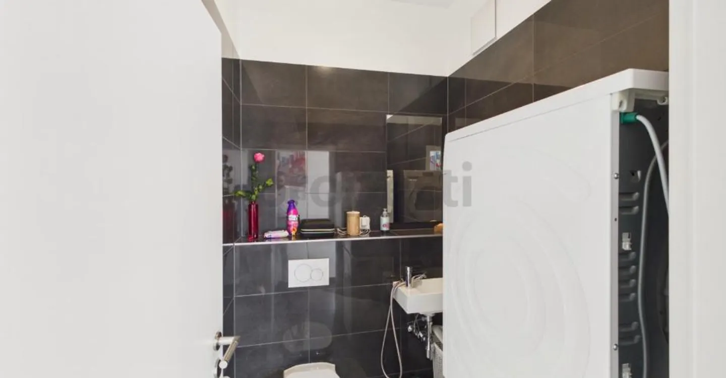 Ungehinderte Aussicht auf das Schloss und die Voralpen, Dachgeschoss 3 m Decke, 12 m² Balkon & Parkplatz Inklusive! - Foto 6 von 7