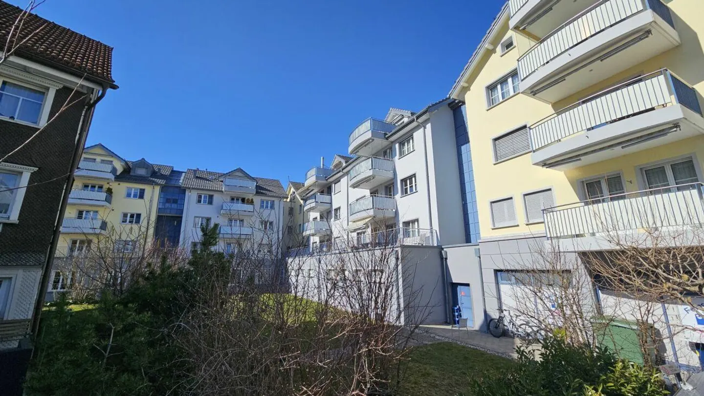 Everything within walking distance: Well-maintained 4.5-room apartment in the village center - Photo 9 of 10