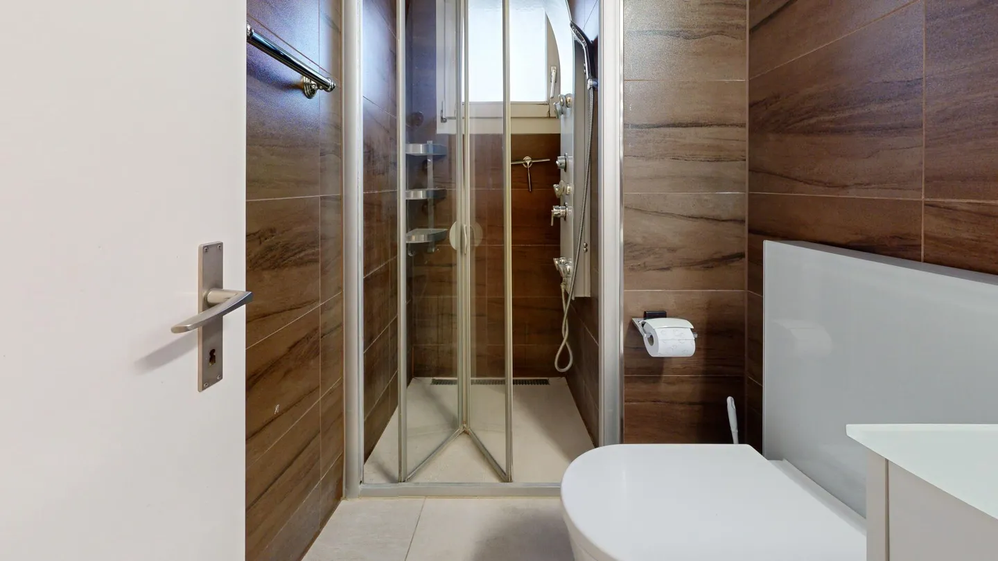 Vie centrale avec un grand jardin - Appartement de 4,5 pièces bien entretenu - Photo 8 sur 11