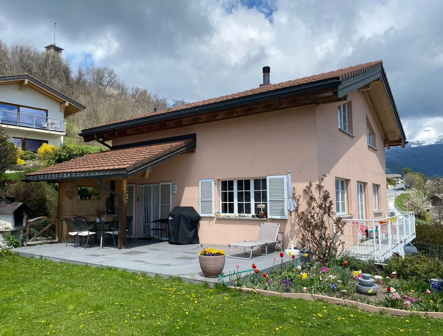 ZUM GREIFEN NAH! Geräumige und helle Familienvilla nur wenige Minuten von Crans-Montana entfernt - Foto 1 von 13