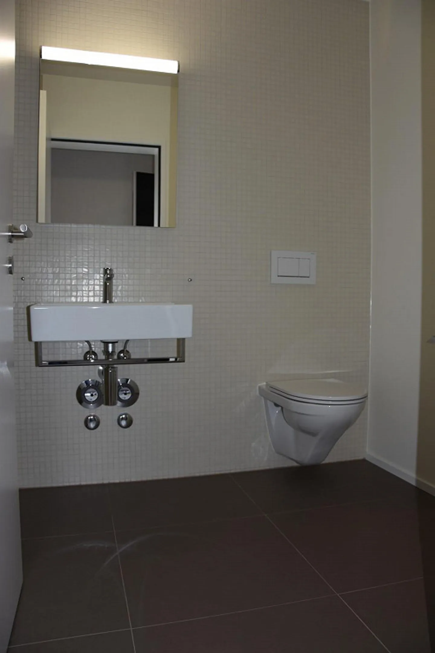 Modern Single Apartment - Photo 3 of 6