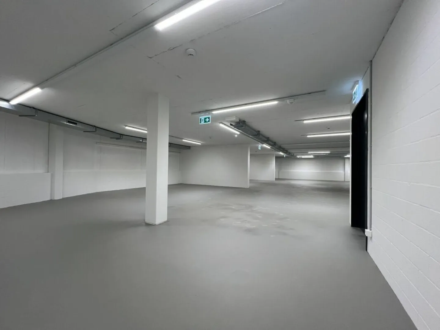 Large warehouse at an important traffic junction - Photo 4 of 6
