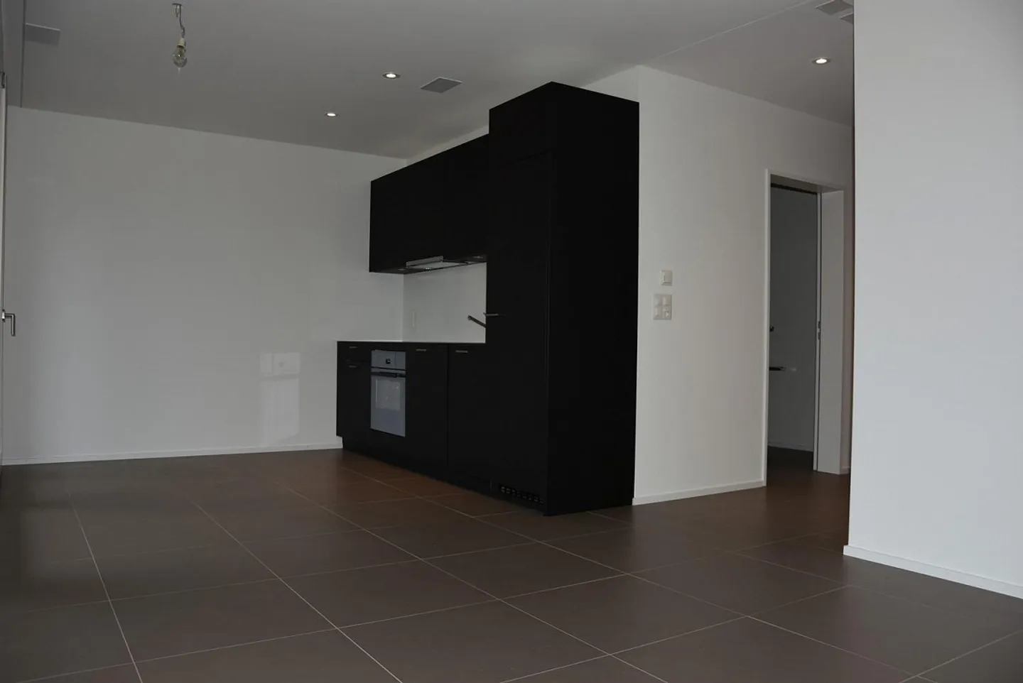 Modern Single Apartment - Photo 4 of 6