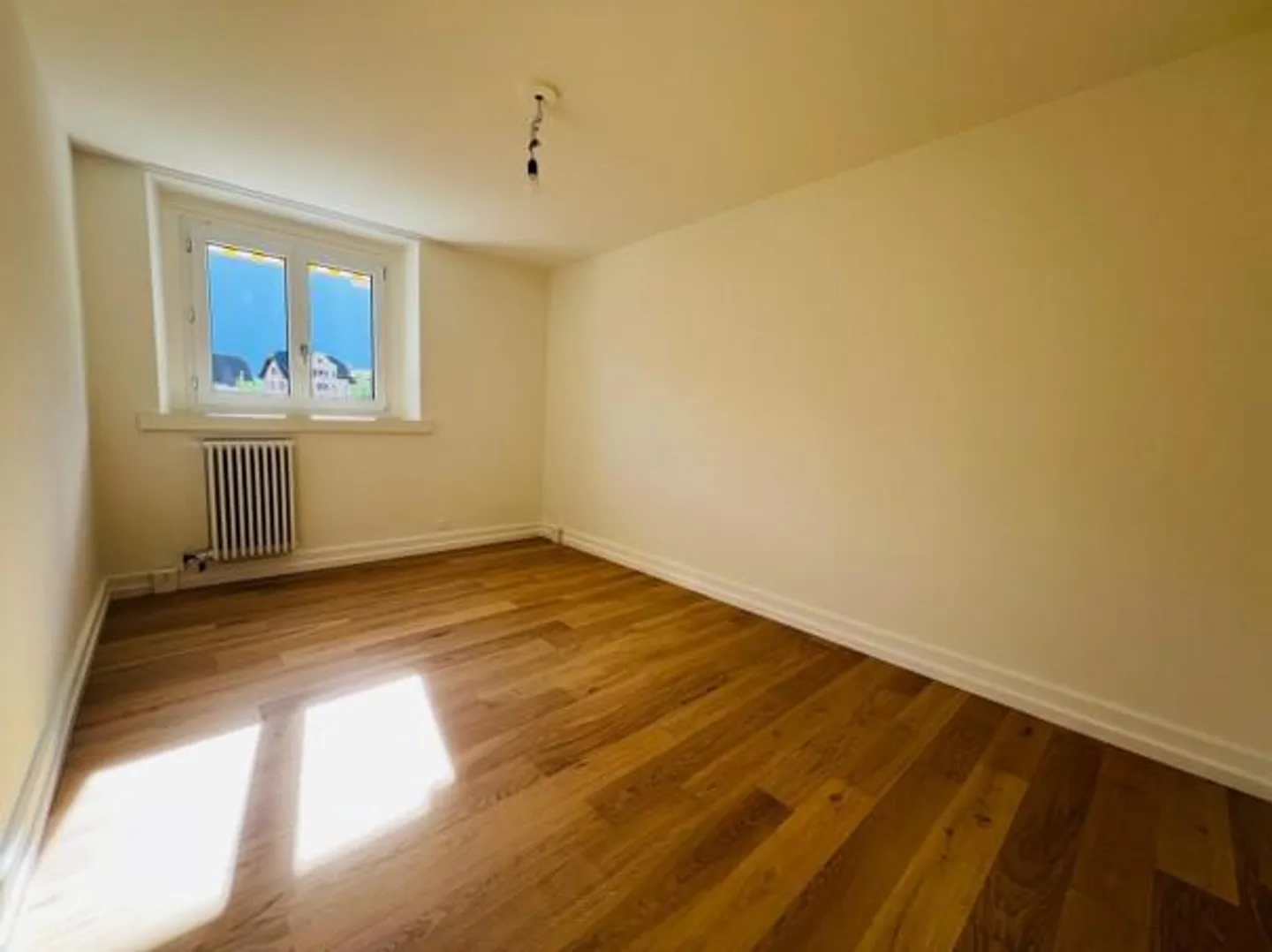 SPACIOUS APARTMENT WITH CHARM & SUNSHINE - Photo 7 of 9