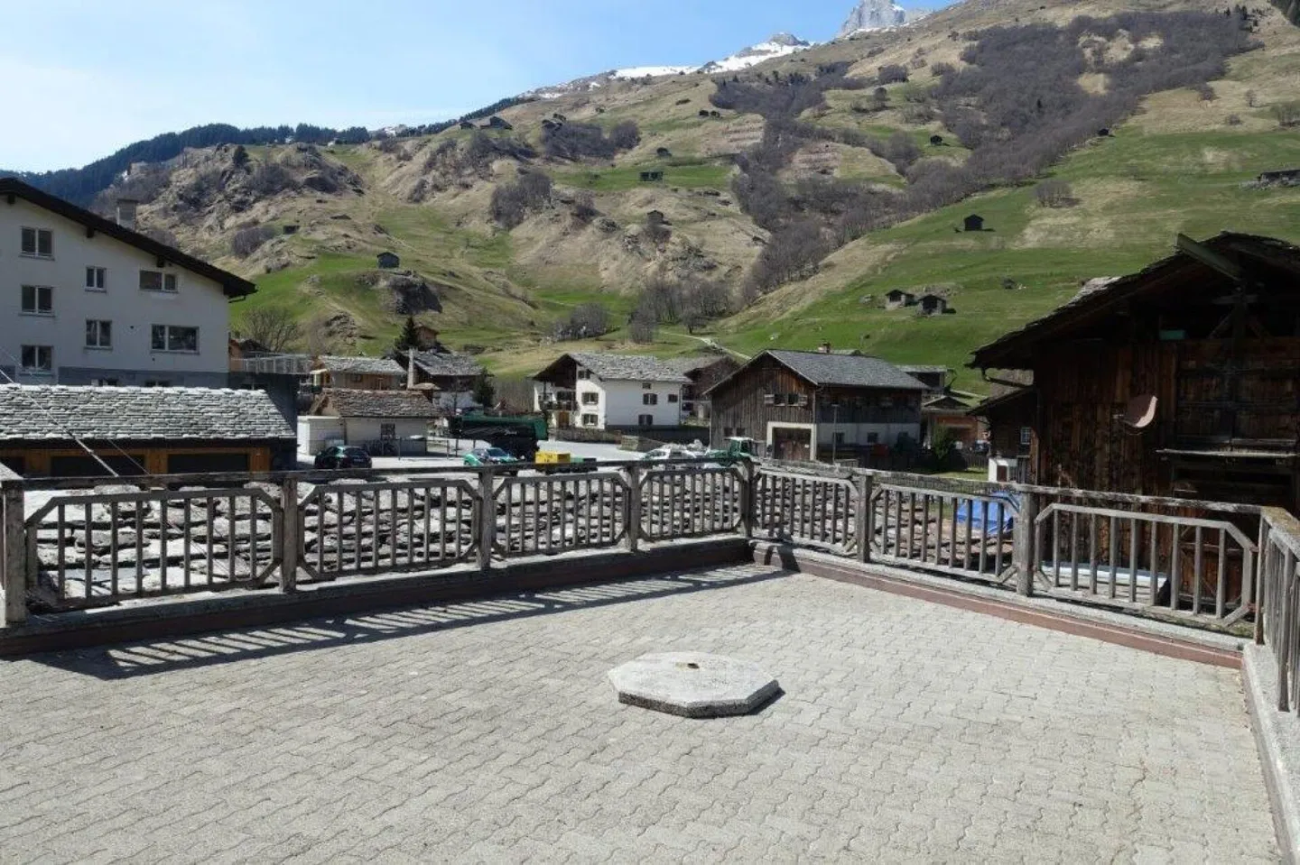 Large 6½-Room Maisonette Apartment - Photo 2 of 14