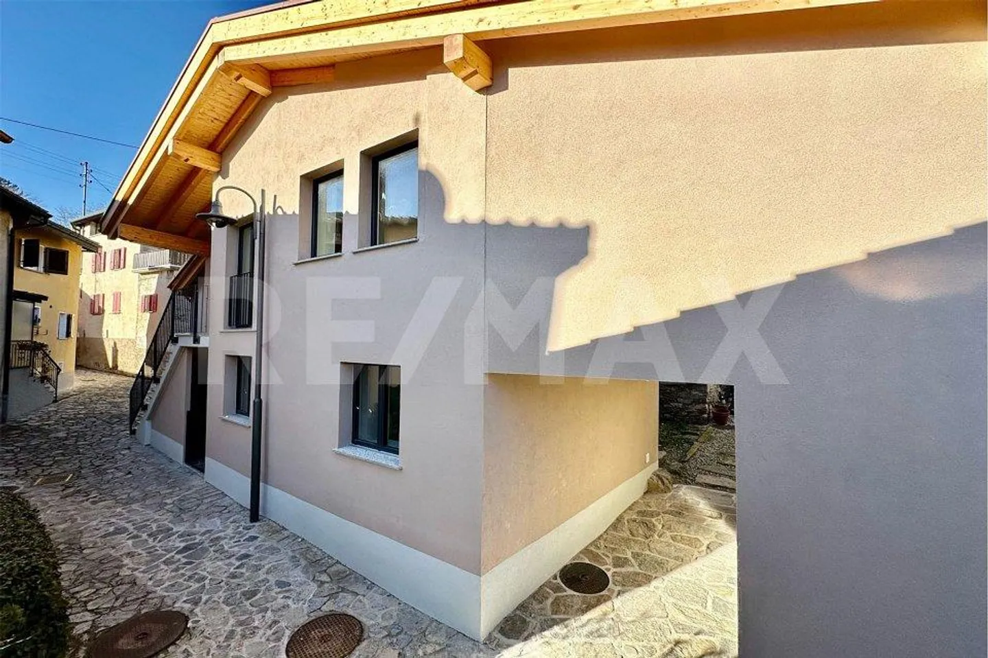 Elegante appartamento di 3 ½ stanze con vista mozzafiato nel cuore di Lopagno - Foto 3 di 13