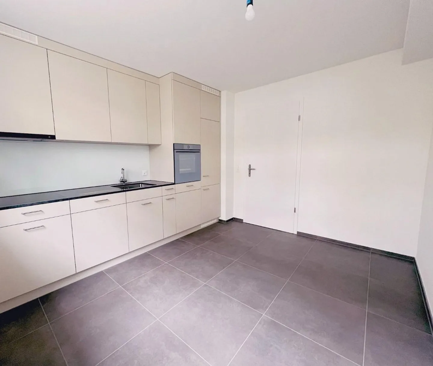 SPACIOUS APARTMENT WITH CHARM & SUNSHINE - Photo 3 of 9