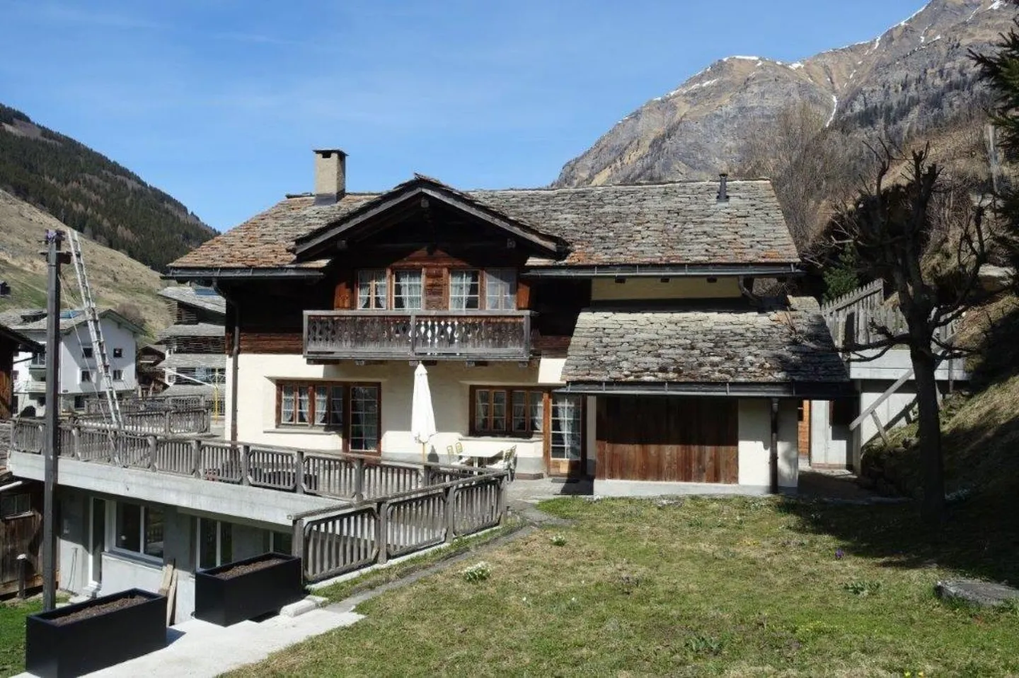 Large 6½-Room Maisonette Apartment - Photo 1 of 14