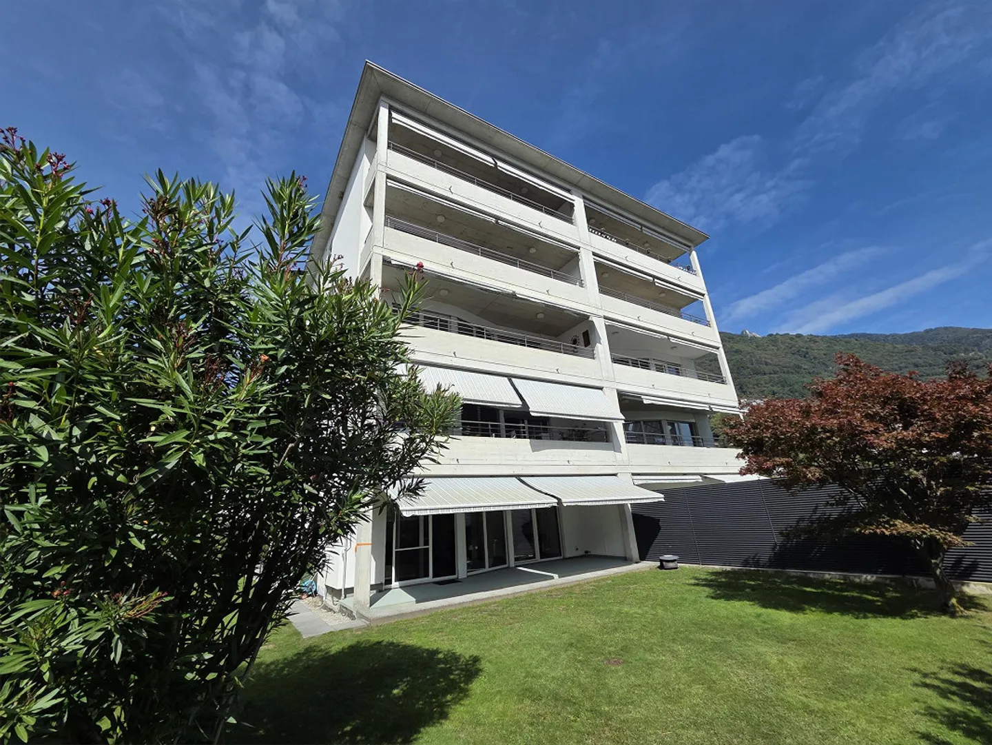 Geräumige 4,5-Zimmer-Wohnung mit großem Privatgarten in Tenero - Foto 1 von 20