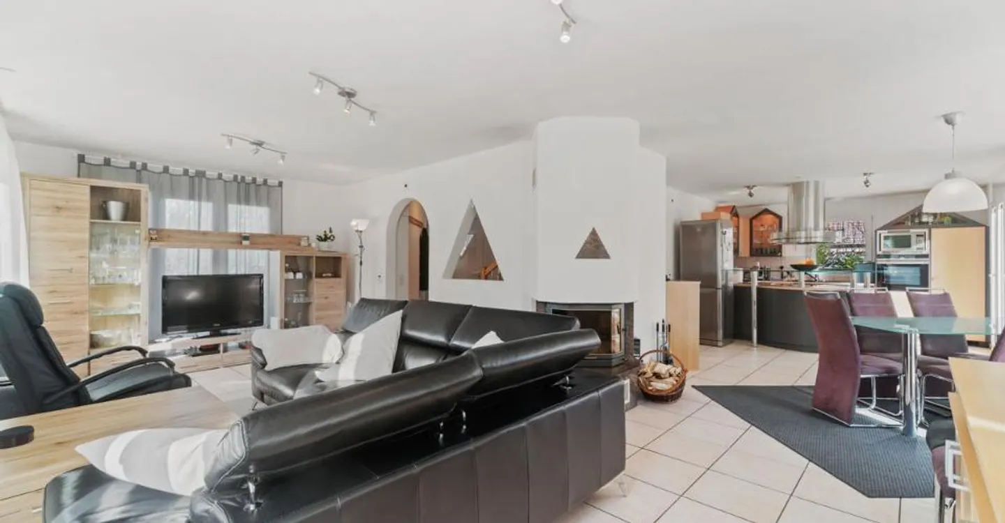 A deux pas d'Estavayer-le-Lac : villa avec piscine, sauna et 4 chambres sur 910 m² - Foto 6 von 13