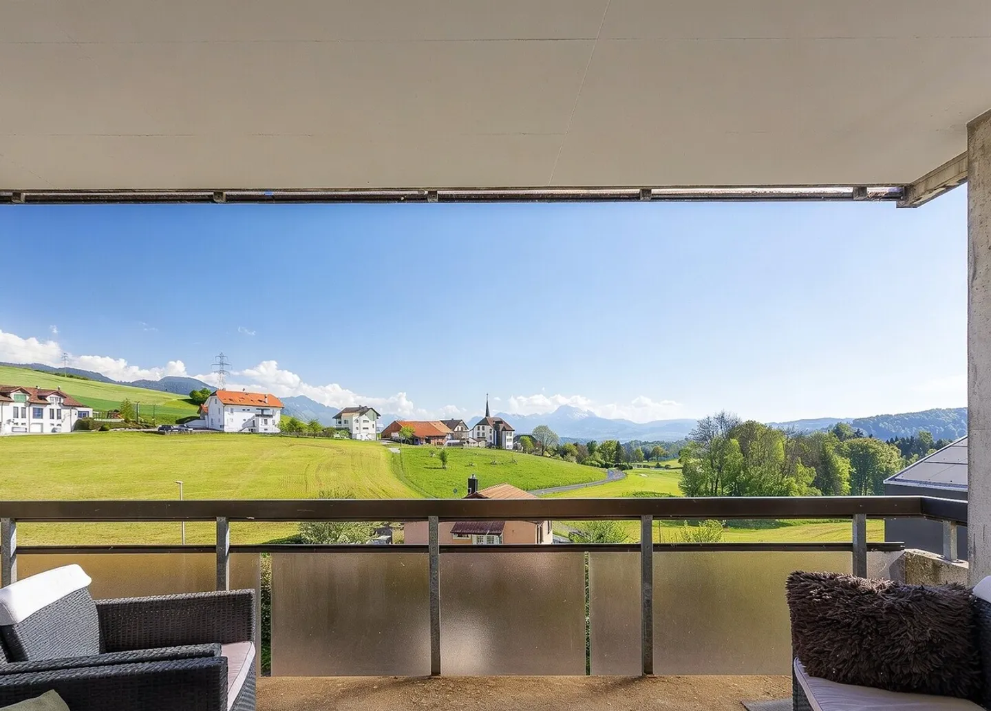 3.5-room apartment with garage, south-facing balcony and unobstructed view - Photo 1 of 8