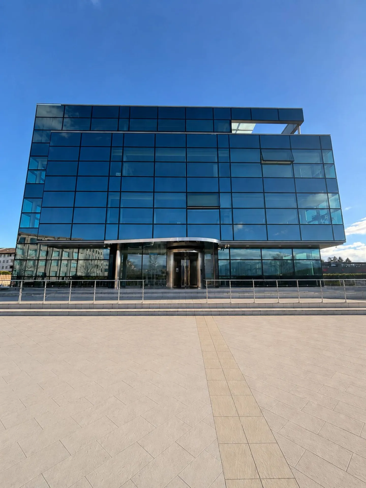 BUREAUX 230 M² - PROCHE AÉROPORT - Photo 1 sur 7