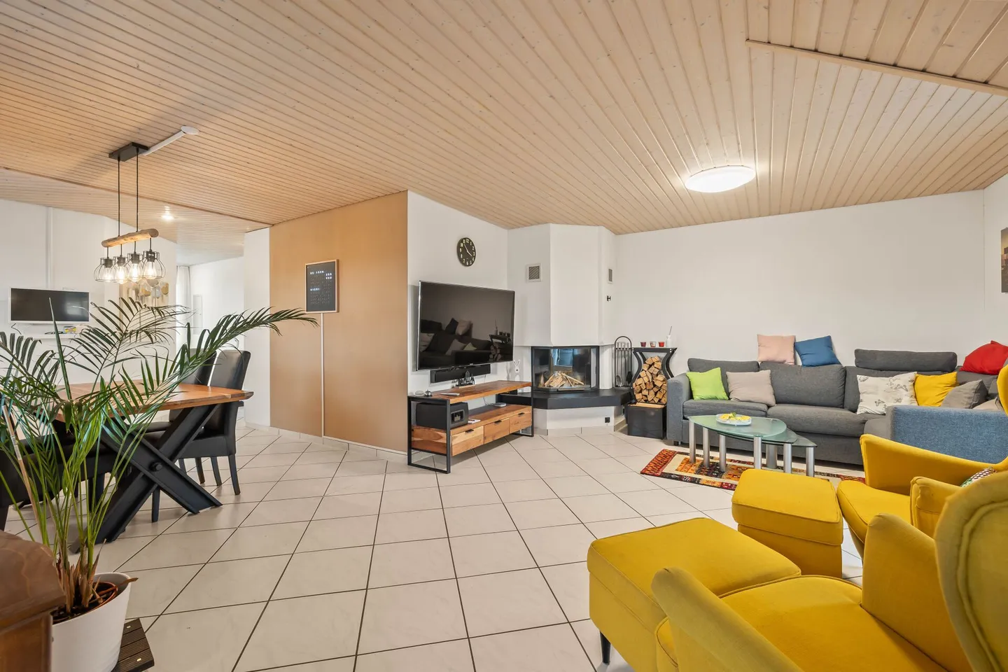 SPACIOUS AND COZY 5.5 ROOM PENTHOUSE APARTMENT - Photo 1 of 8