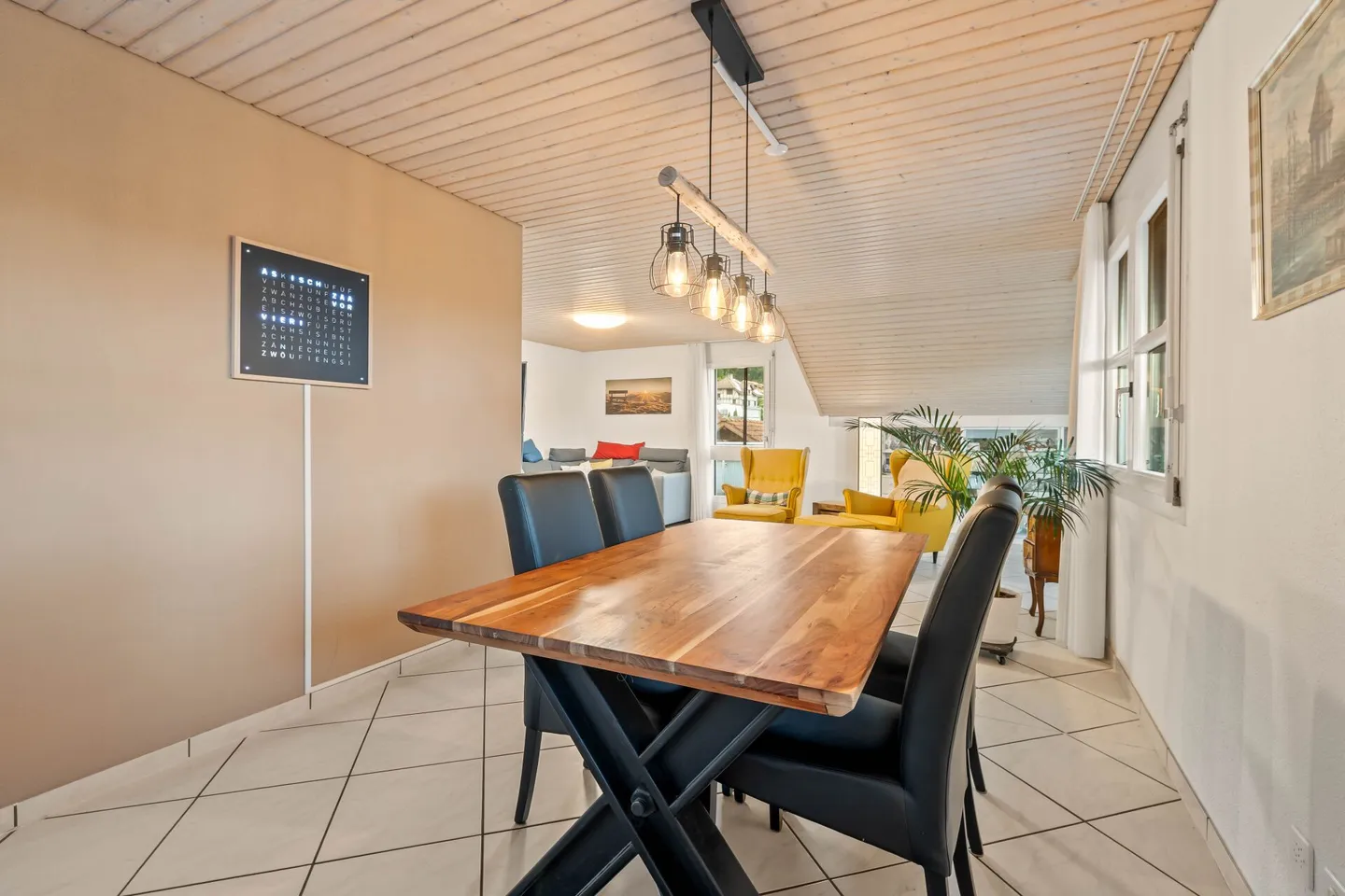 SPACIOUS AND COZY 5.5 ROOM PENTHOUSE APARTMENT - Photo 3 of 8
