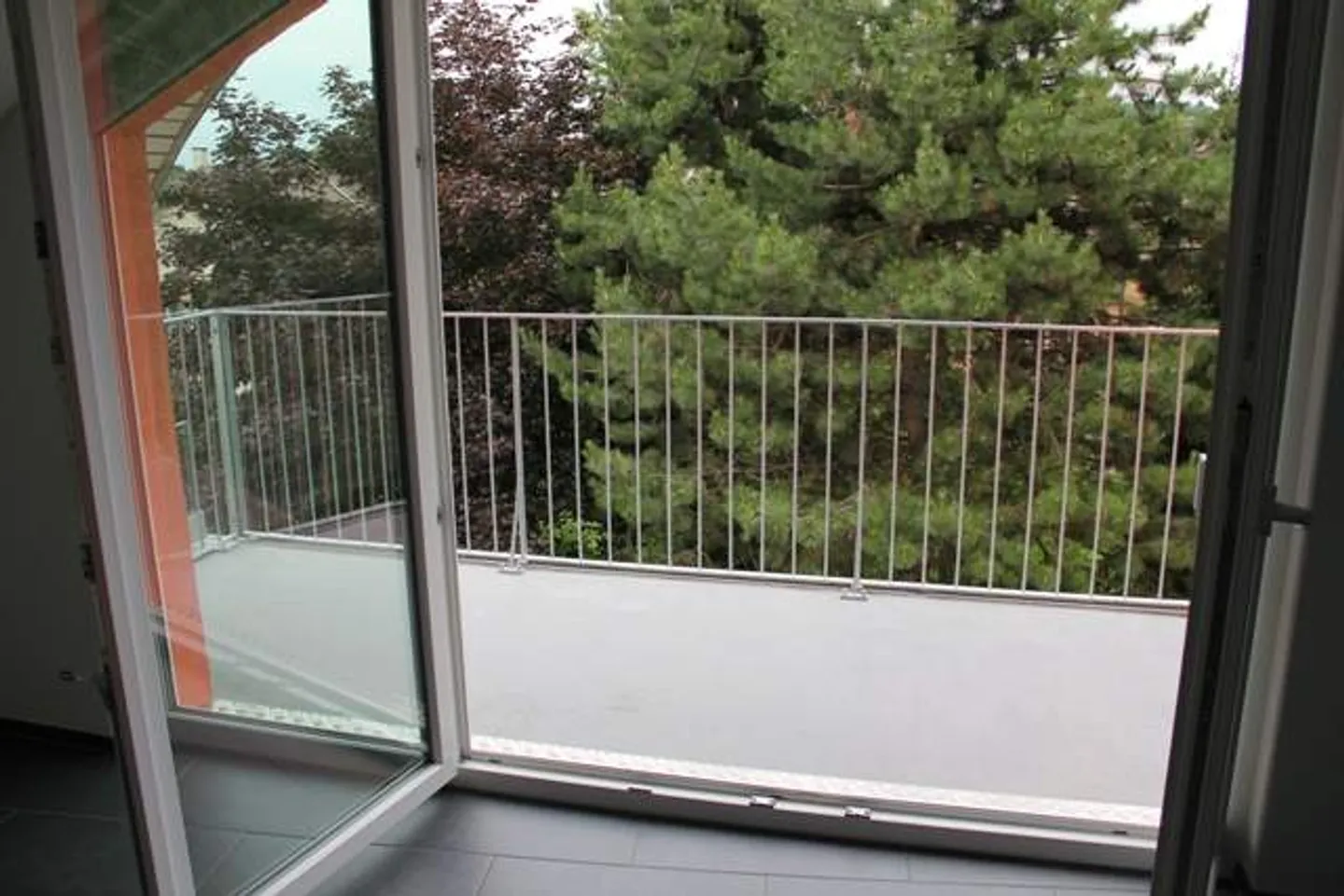 Moderno appartamento mansardato di 3,5 stanze - vicino alla città e in una posizione tranquilla allo stesso tempo - Foto 1 di 12