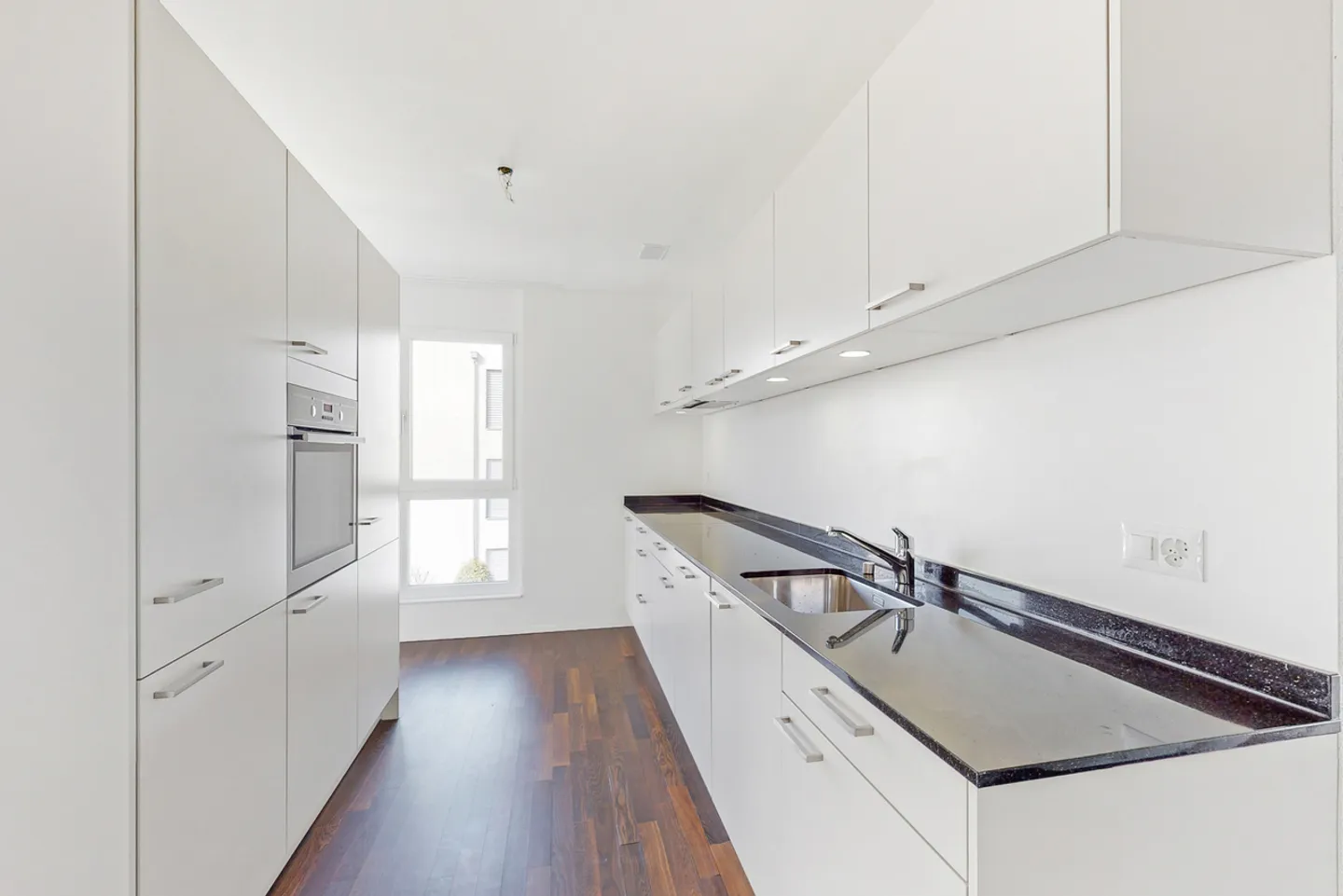 In the middle of the green and yet live centrally - Photo 3 of 6