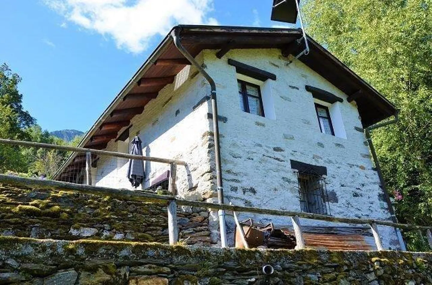 5 1/2-Zimmer-Berghaus an sehr ruhiger, sonniger Aussichtslage / Cascina di 5 1/2 locali immersa nella natura molto tranquilla con grande terreno - Foto 1 di 42