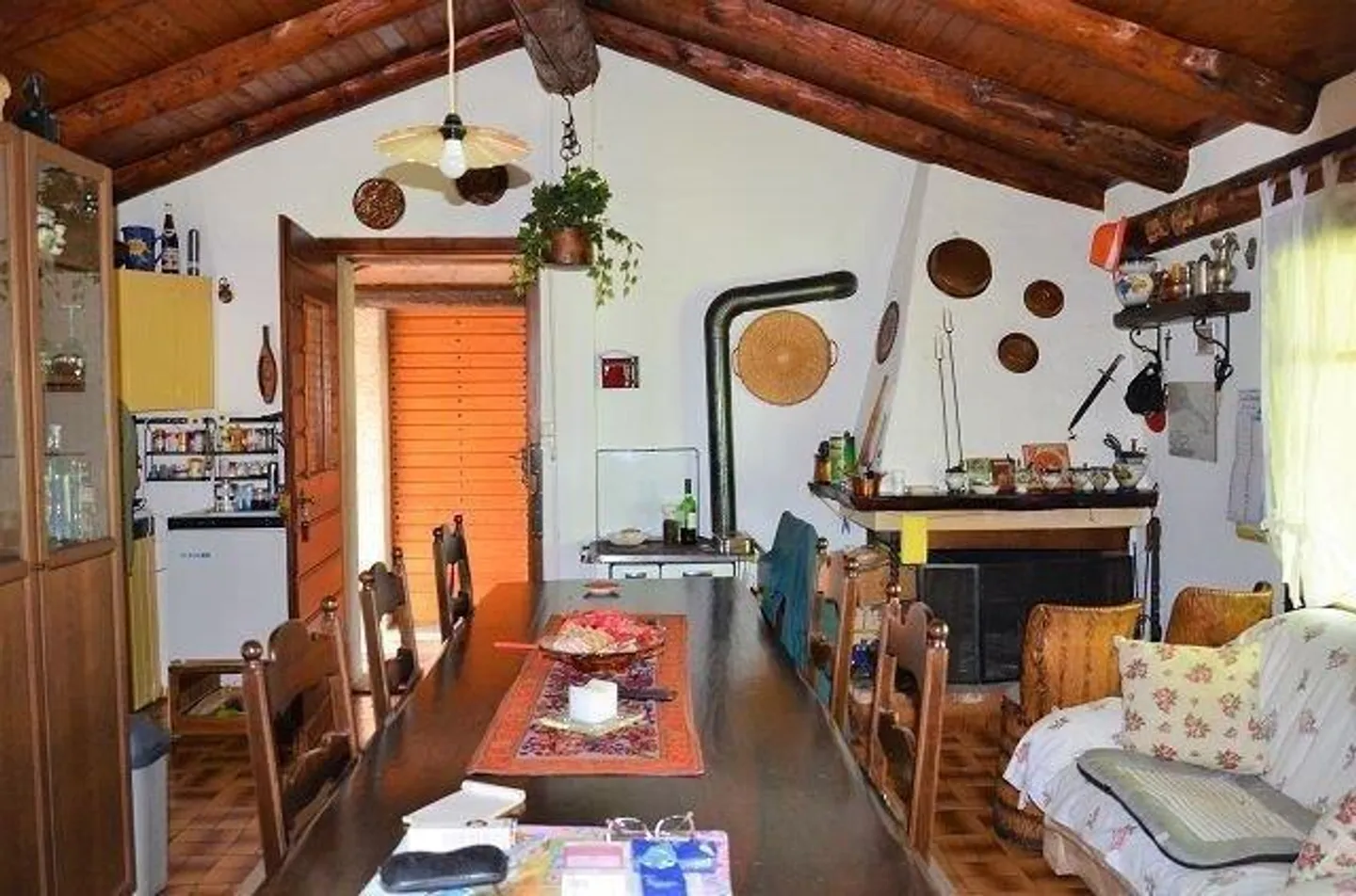 5 1/2-Zimmer-Berghaus an sehr ruhiger, sonniger Aussichtslage / Cascina di 5 1/2 locali immersa nella natura molto tranquilla con grande terreno - Foto 2 di 42
