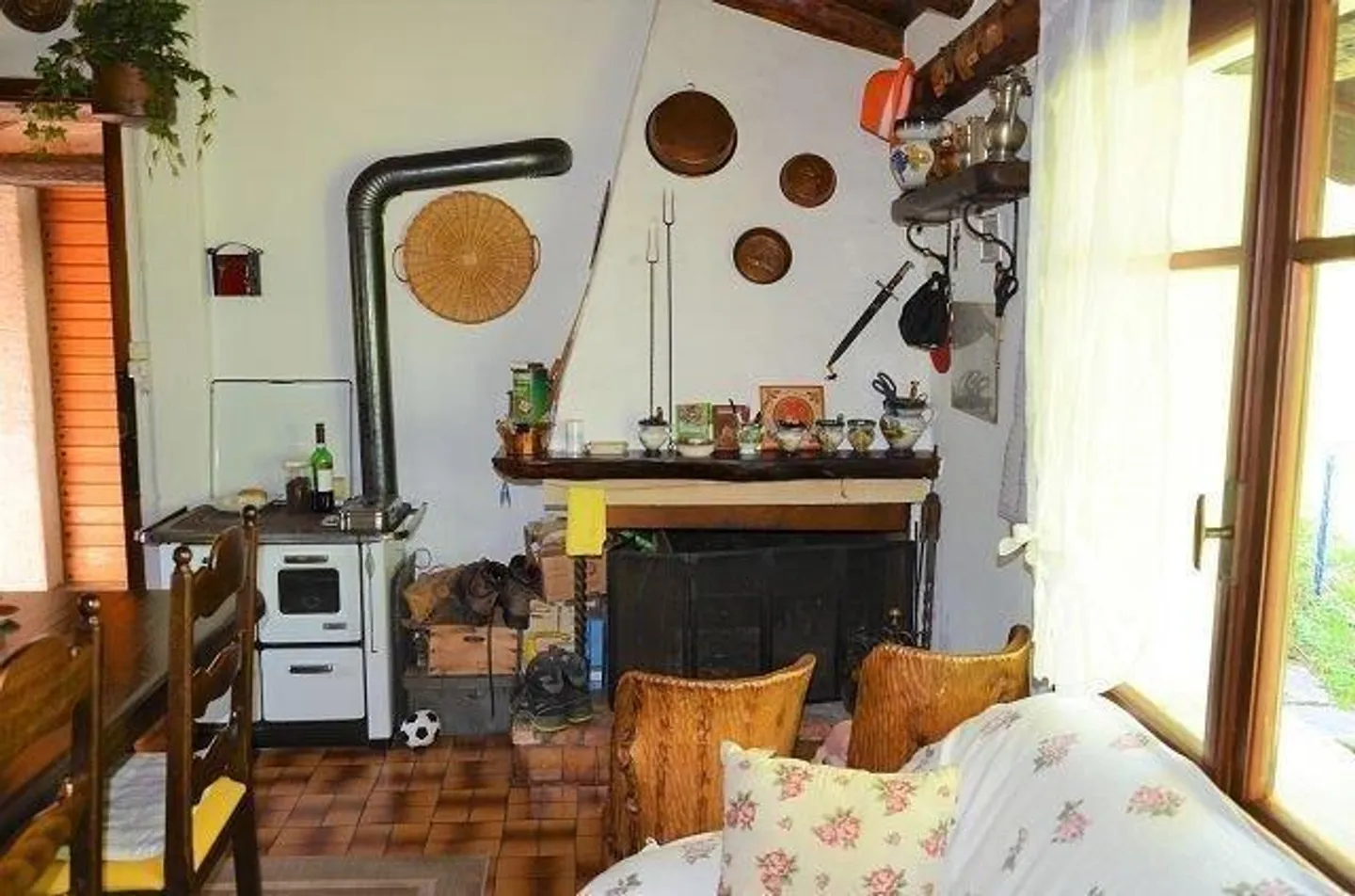 5 1/2-Zimmer-Berghaus an sehr ruhiger, sonniger Aussichtslage / Cascina di 5 1/2 locali immersa nella natura molto tranquilla con grande terreno - Foto 4 di 42