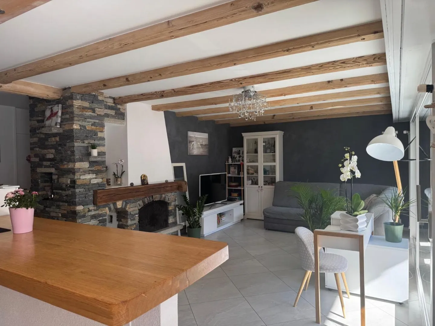 Appartement rénové avec vue montagne - Photo 1 sur 8