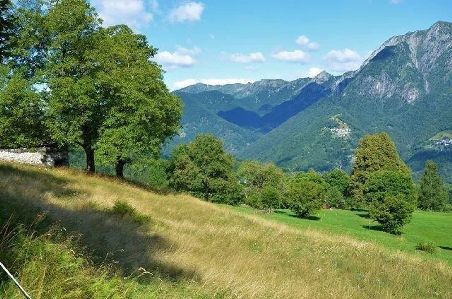 5 1/2-Zimmer-Berghaus an sehr ruhiger, sonniger Aussichtslage / Cascina di 5 1/2 locali immersa nella natura molto tranquilla con grande terreno - Foto 30 di 42
