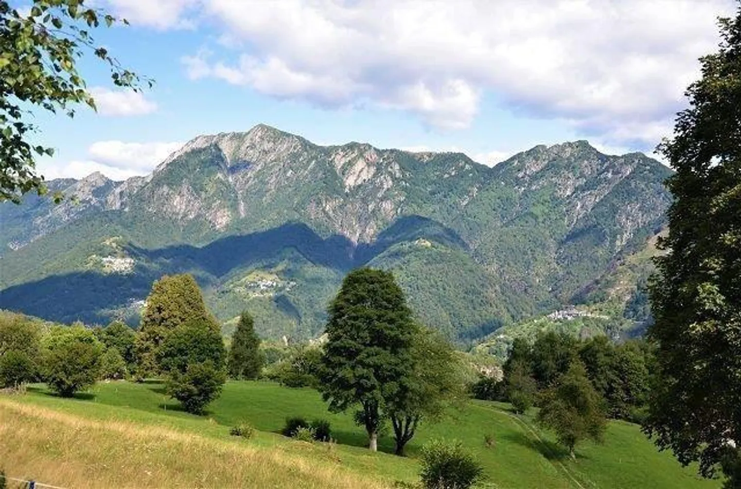 5 1/2-Zimmer-Berghaus an sehr ruhiger, sonniger Aussichtslage / Cascina di 5 1/2 locali immersa nella natura molto tranquilla con grande terreno - Foto 33 di 42