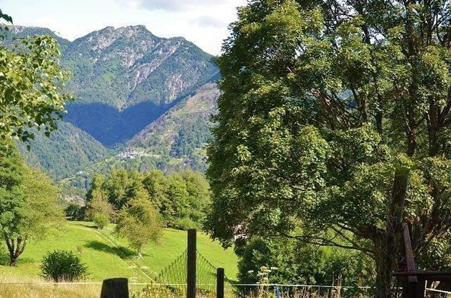 5 1/2-Zimmer-Berghaus an sehr ruhiger, sonniger Aussichtslage / Cascina di 5 1/2 locali immersa nella natura molto tranquilla con grande terreno - Foto 34 di 42