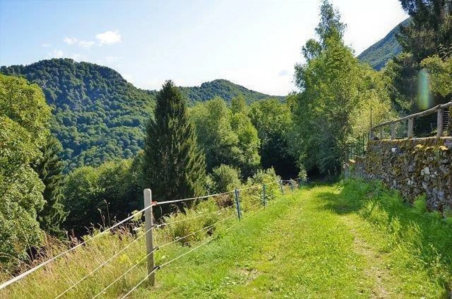 5 1/2-Zimmer-Berghaus an sehr ruhiger, sonniger Aussichtslage / Cascina di 5 1/2 locali immersa nella natura molto tranquilla con grande terreno - Foto 35 di 42