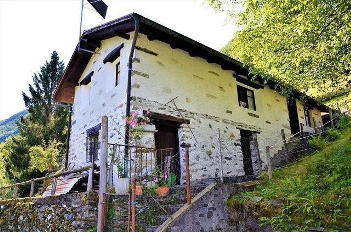 5 1/2-Zimmer-Berghaus an sehr ruhiger, sonniger Aussichtslage / Cascina di 5 1/2 locali immersa nella natura molto tranquilla con grande terreno - Foto 37 di 42