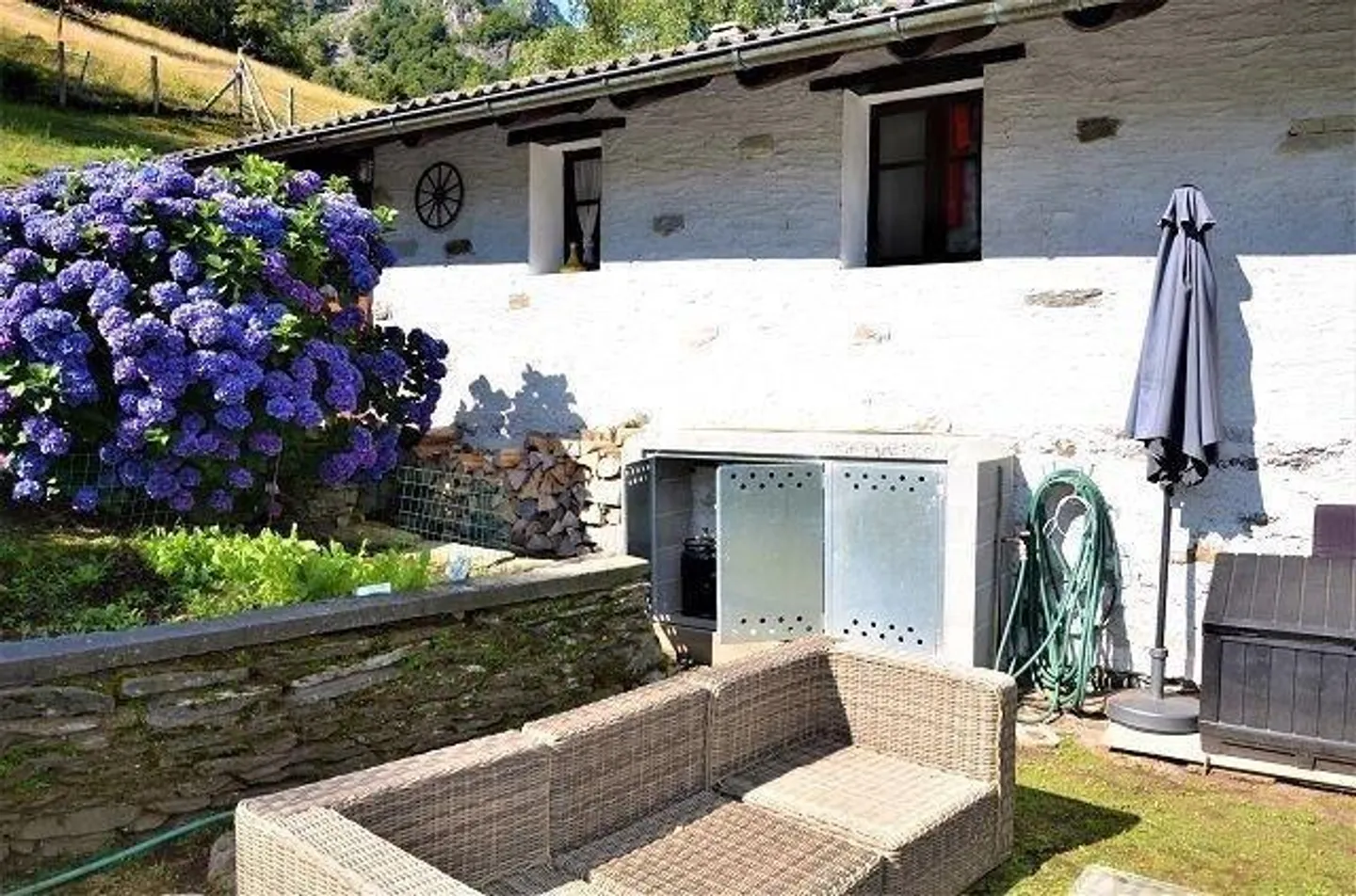 5 1/2-Zimmer-Berghaus an sehr ruhiger, sonniger Aussichtslage / Cascina di 5 1/2 locali immersa nella natura molto tranquilla con grande terreno - Foto 38 di 42