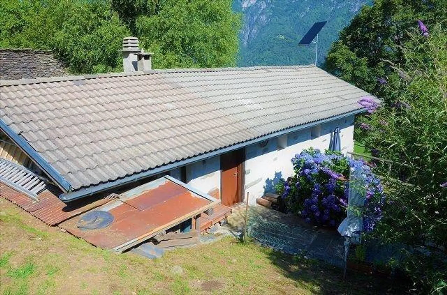 5 1/2-Zimmer-Berghaus an sehr ruhiger, sonniger Aussichtslage / Cascina di 5 1/2 locali immersa nella natura molto tranquilla con grande terreno - Foto 40 di 42