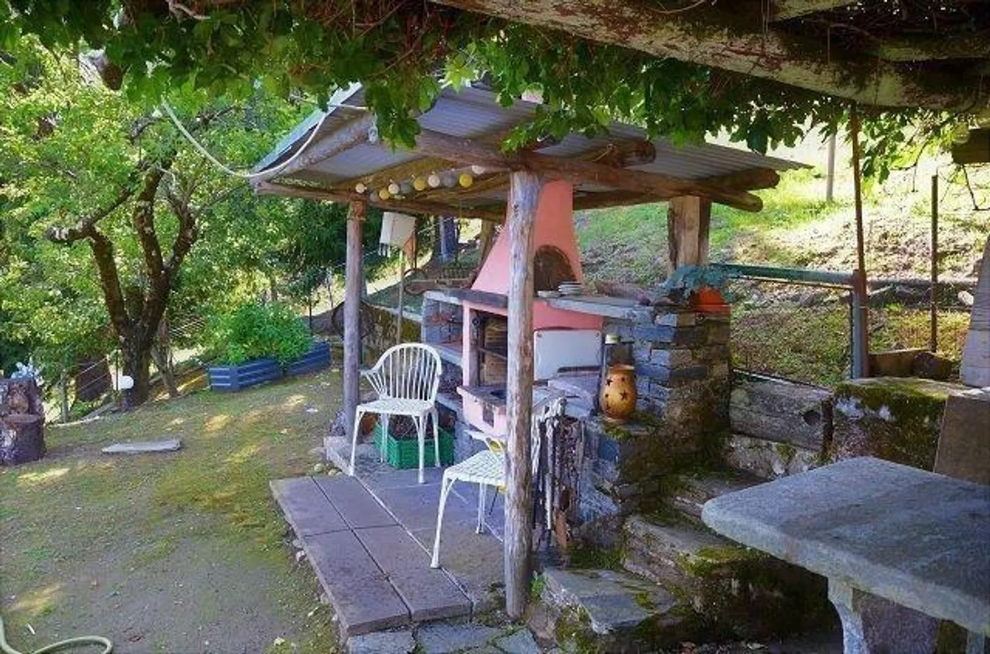 5 1/2-Zimmer-Berghaus an sehr ruhiger, sonniger Aussichtslage / Cascina di 5 1/2 locali immersa nella natura molto tranquilla con grande terreno - Foto 19 di 42