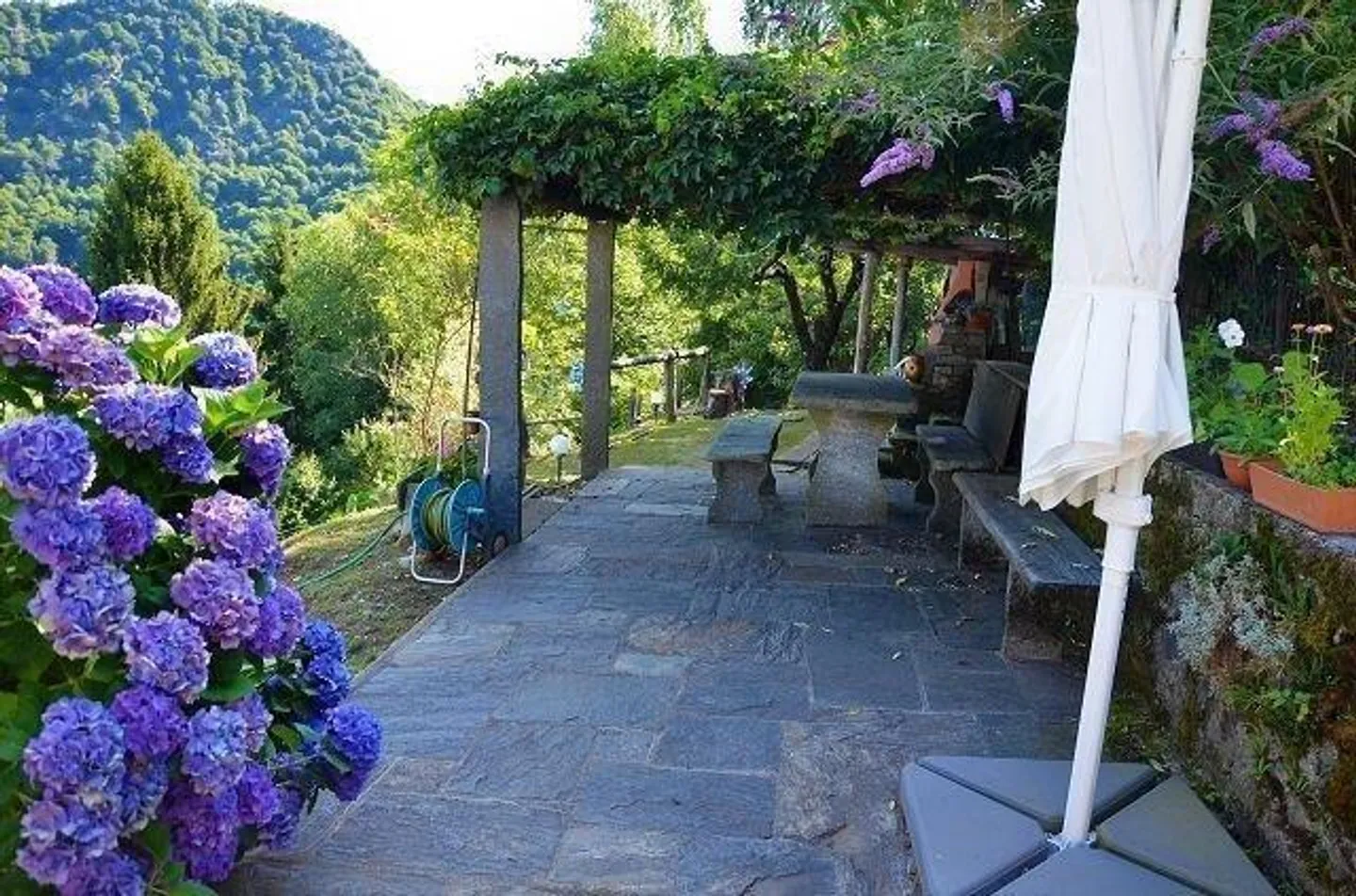 5 1/2-Zimmer-Berghaus an sehr ruhiger, sonniger Aussichtslage / Cascina di 5 1/2 locali immersa nella natura molto tranquilla con grande terreno - Foto 20 di 42